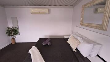 Kamar Eksekutif, Bebas Asap Rokok (Executive King Suite) | Bantalan ekstra lembut, setrika/meja setrika, dan Wi-Fi gratis