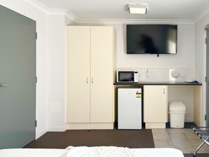 標準客房, 非吸煙房 (Disable Twin) | 書桌、手提電腦工作空間、熨斗/熨衫板、免費 Wi-Fi