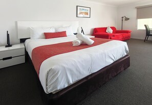 Executive Room, Non Smoking (Executive Queen) | Desk, laptop workspace, iron/ironing board, free WiFi - Gunnedah Lodge Motel (Gunnedah)