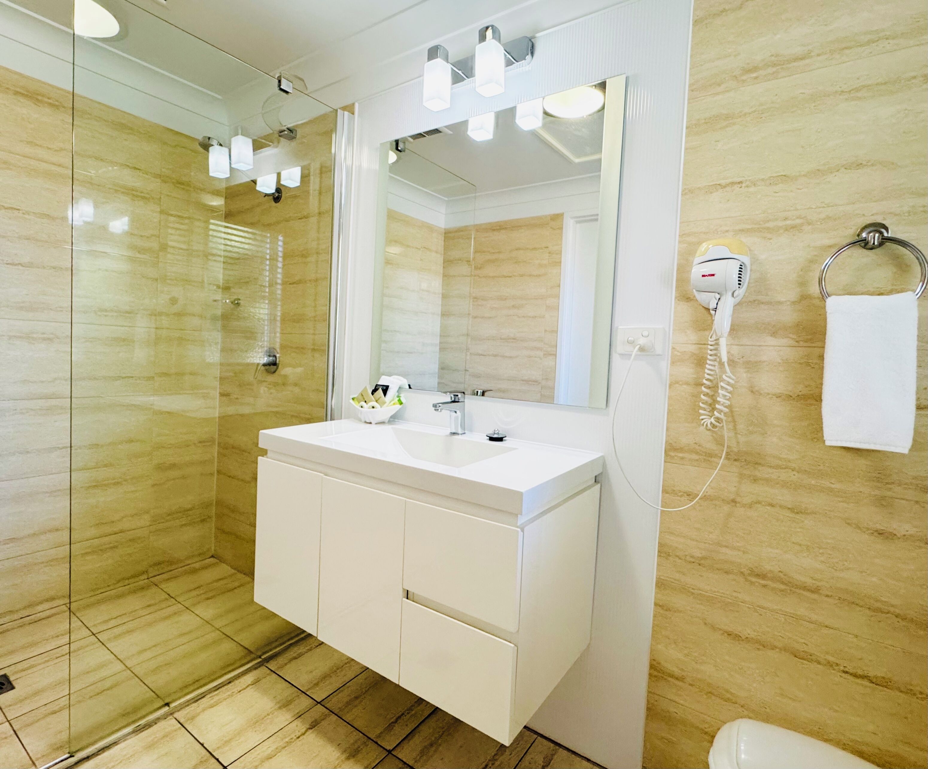 Shower, rainfall showerhead, free toiletries, hair dryer