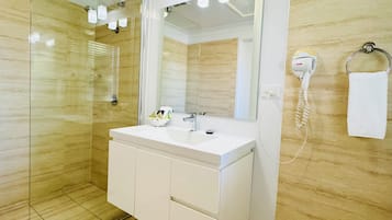 Shower, rainfall showerhead, free toiletries, hair dryer