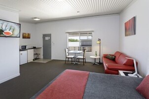 Habitación ejecutiva, no fumadores (Executive King Suite) | Zona de estar | Smart TV de 50 pulgadas con canales digitales