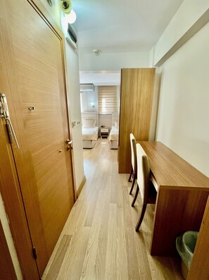 Minibar, caja fuerte, escritorio y espacio para trabajar con un portátil