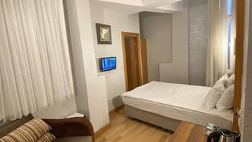 Dobbeltrom – standard | Minibar, safe på rommet, skrivebord og skrivebord for bærbar PC