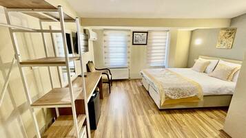 标准双人房或双床房 | 迷你吧、客房内保险箱、办公桌、笔记本电脑工作区