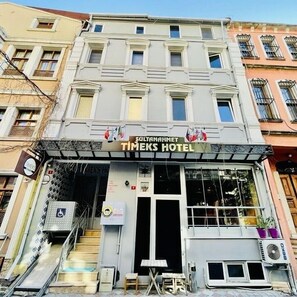 Minibar, in-room safe, desk, laptop workspace - Timeks Hotel Sultanahmet (Istanbul)