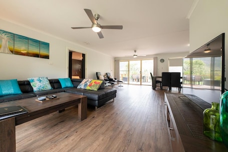 Executive Apartment, 2 Bedrooms, Non Smoking, Kitchen (Executive spa apartment) | Living room | 50-inch TV with digital channels, Netflix, DVD player. Halls Gap Valley Lodges