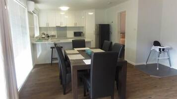 Executive Apartment, 2 Bedrooms, Non Smoking, Kitchen (Executive spa apartment) | In-room dining