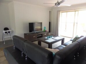 Departamento ejecutivo, 2 habitaciones, para no fumadores, cocina (Executive spa apartment) | Área de sala de estar | Televisión, Netflix, reproductor de DVD y servicios de streaming 