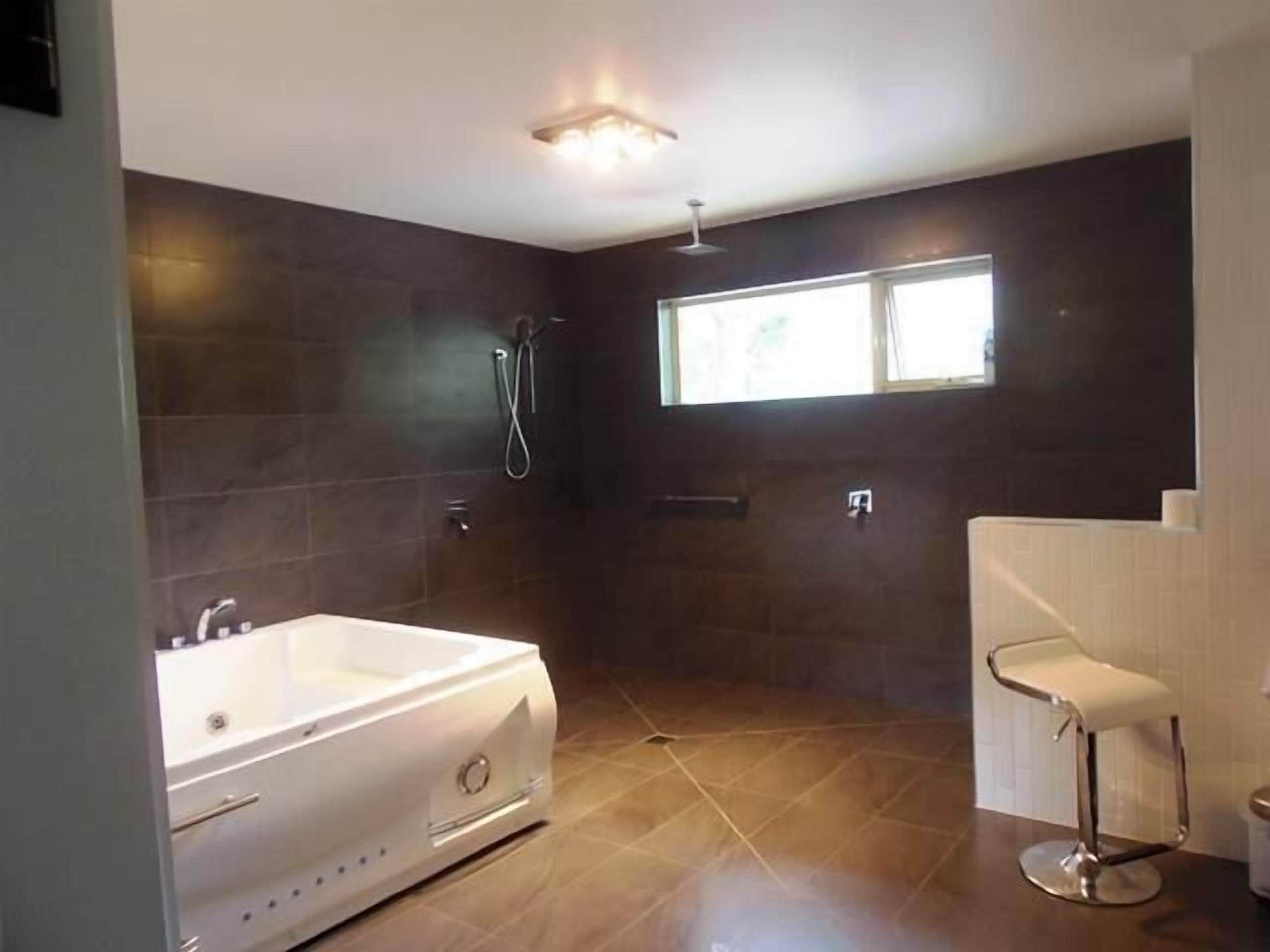 Apartamento ejecutivo, 2 habitaciones, no fumadores, cocina (Executive spa apartment) | Baño | Bañera y ducha independientes y bañera de hidromasaje