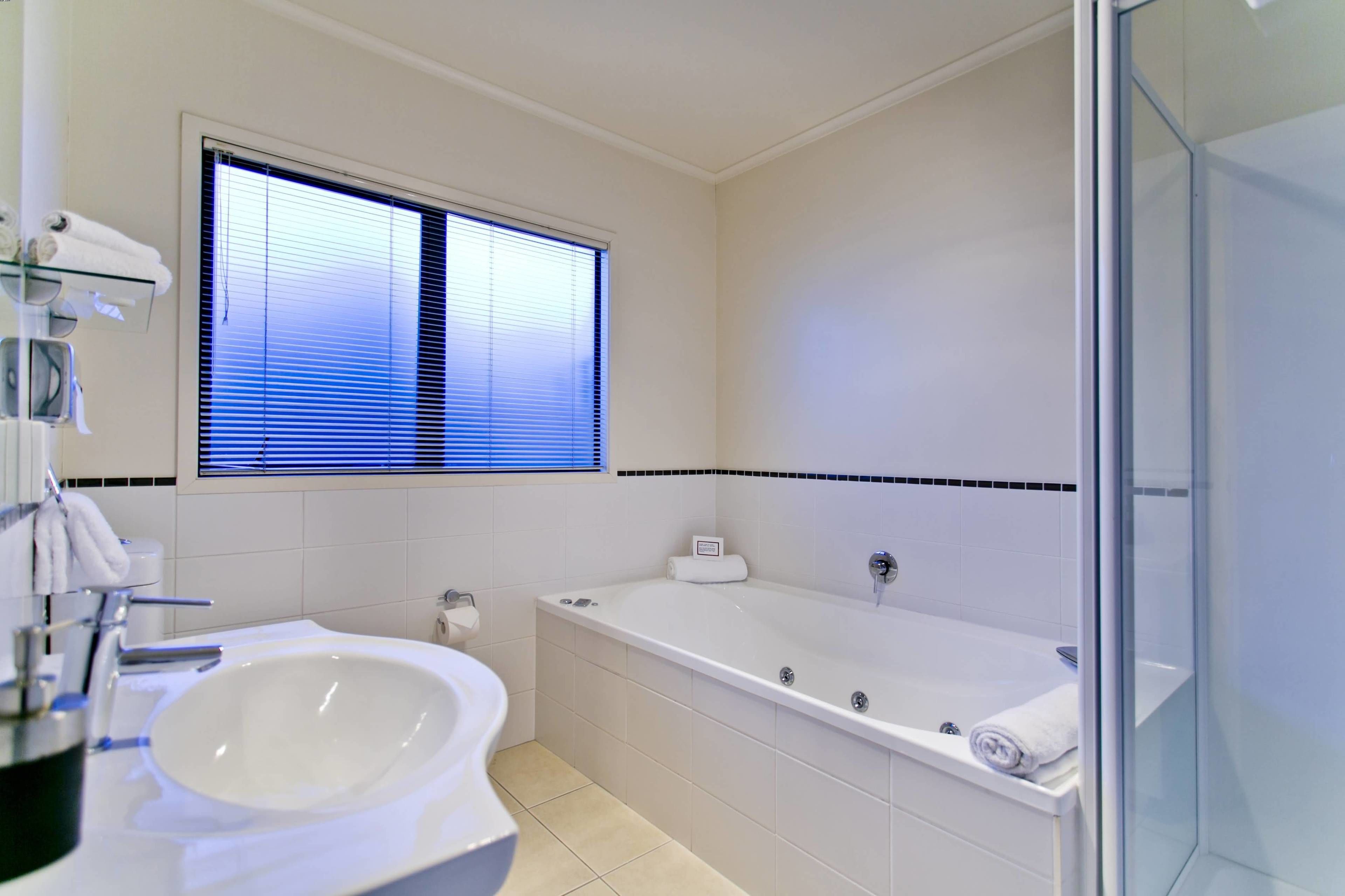 superior studio, multiple beds, jetted tub, courtyard area | jetted bathtub