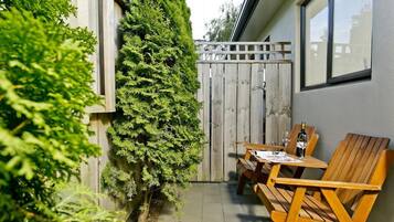 Premium bedding, desk, iron/ironing board, free WiFi