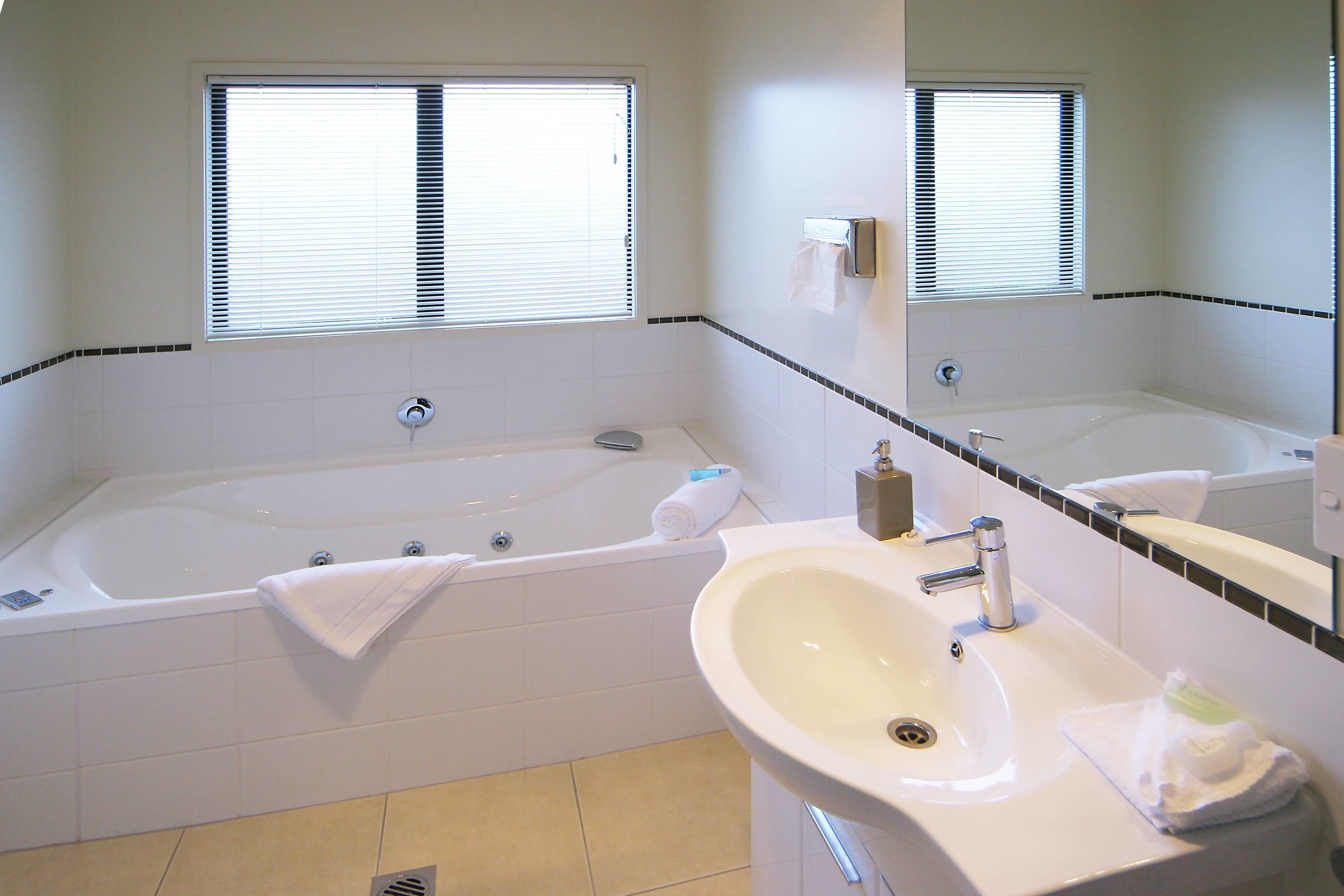 premium apartment, 1 bedroom, jetted tub, courtyard area | jetted bathtub