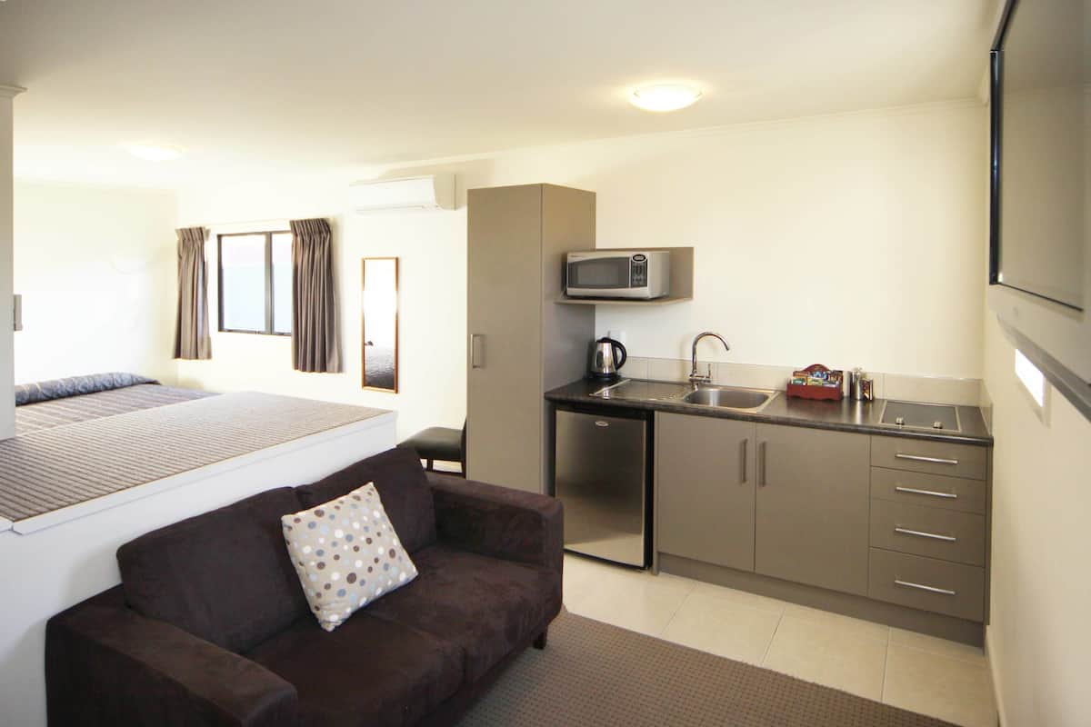 design loft, 1 king bed | premium bedding, desk, iron/ironing board, free wifi