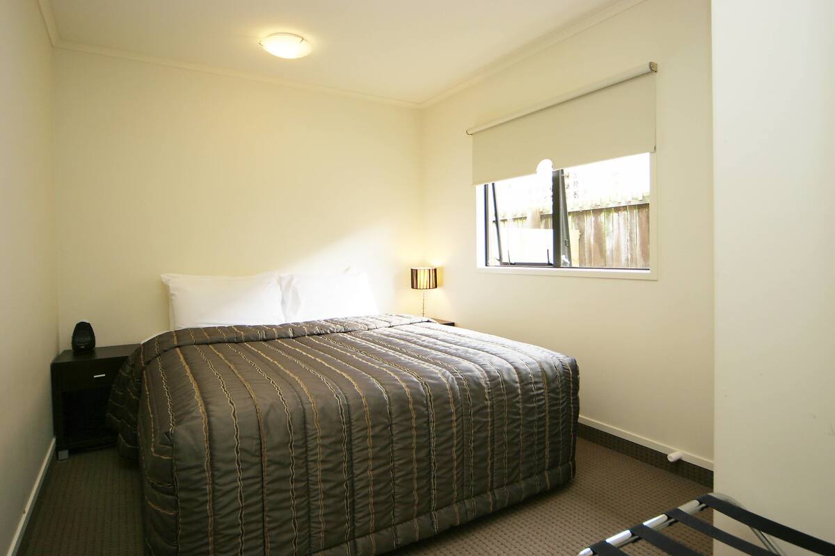 Premium bedding, desk, iron/ironing board, WiFi (free)