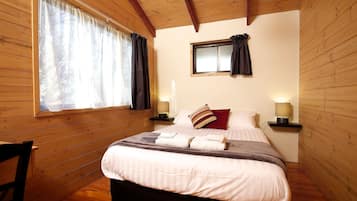 Large Cabin | 2 bedrooms, soundproofing, iron/ironing board, bed sheets