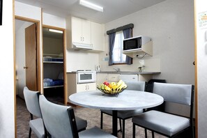 Standard Cabin | 2 bedrooms, soundproofing, iron/ironing board, bed sheets - Lakes And Craters Holiday Park (Camperdown)