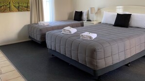 Colchones con pillow-top, escritorio y cortinas blackout 