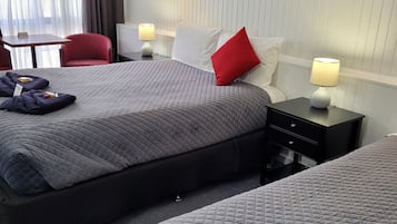 Espacio para trabajar con laptop y cortinas blackout