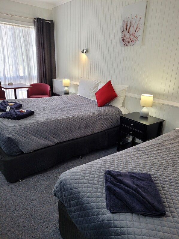 高级双床房, 1 间卧室, 无烟房 | 笔记本电脑工作区、遮光窗帘、熨斗/熨衣板、免费 WiFi