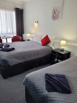 Espacio para trabajar con laptop y cortinas blackout