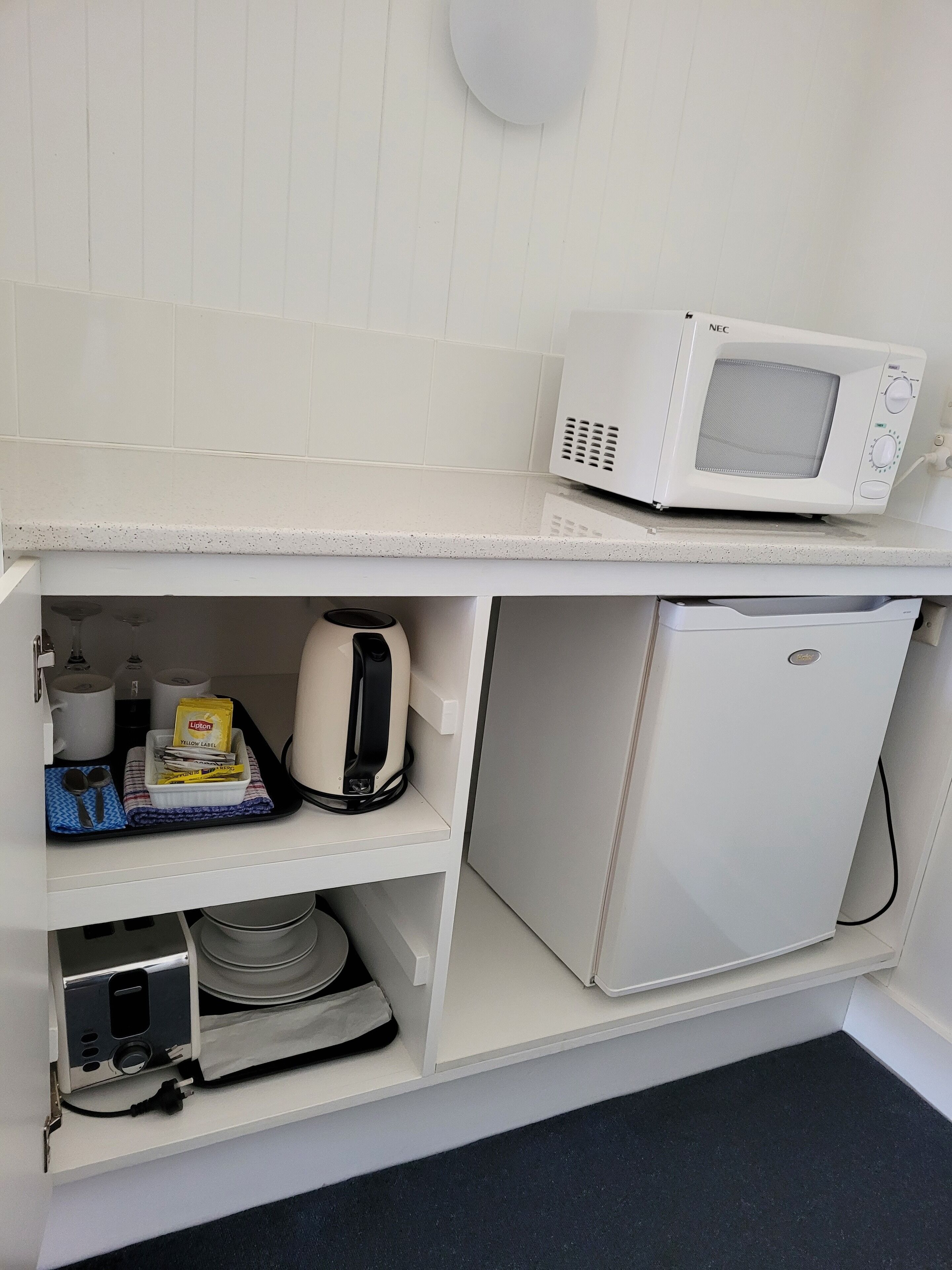 Superior Twin Room, 1 Bedroom, Non Smoking | Private kitchenette | Fridge, microwave, electric kettle, toaster