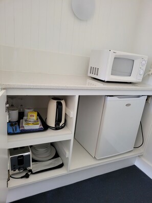 高级双床房, 1 间卧室, 无烟房 | 私人简易厨房 | 冰箱、微波炉、电热水壶、烤面包机