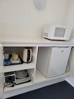 Refrigerador, microondas, tetera/pava eléctrica, tostadora