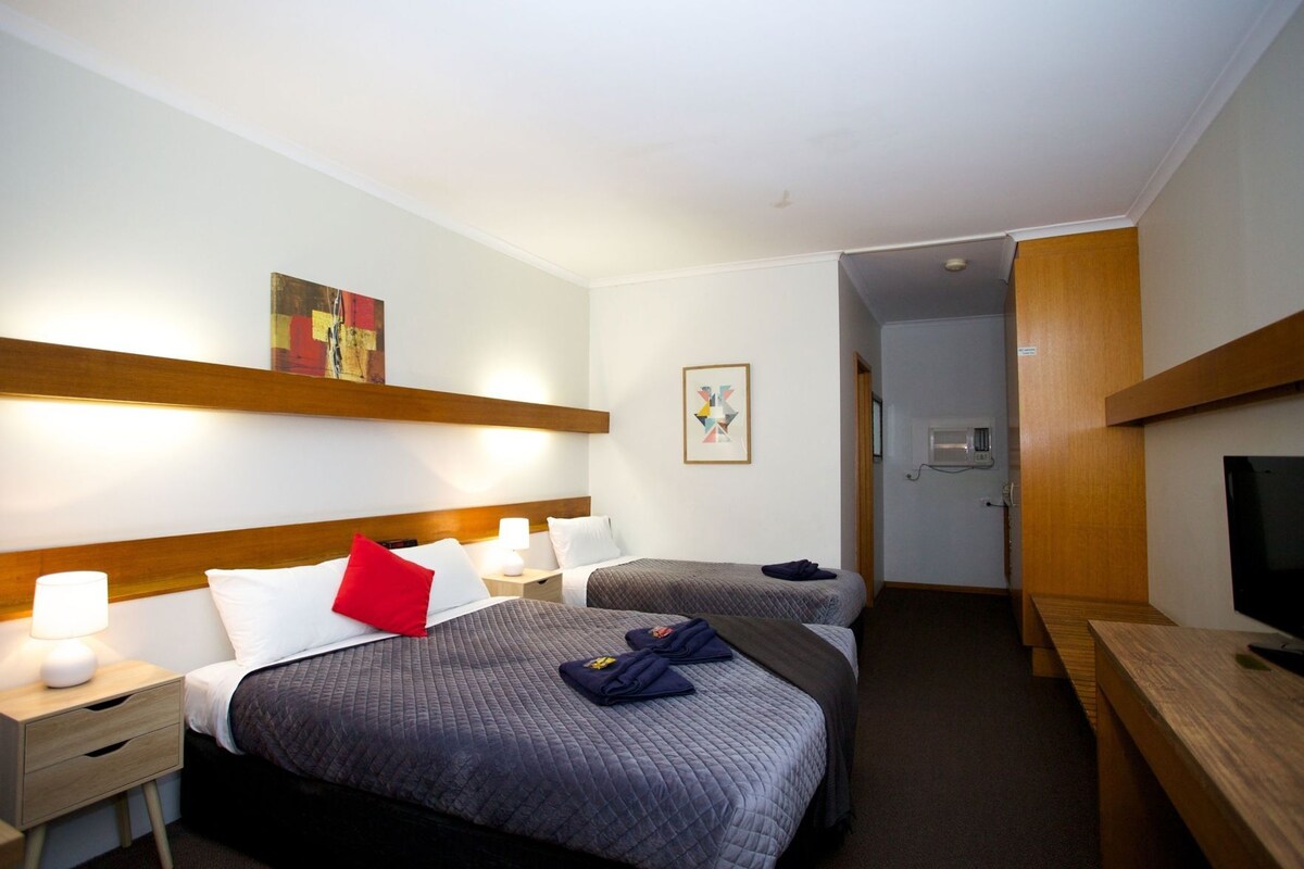 Laptop workspace, blackout curtains, iron/ironing board, free WiFi