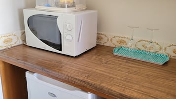Refrigerador, microondas, tetera/pava eléctrica, tostadora