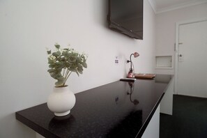 Laptop workspace, blackout drapes, iron/ironing board, free WiFi - Glynlea Motel (Horsham)