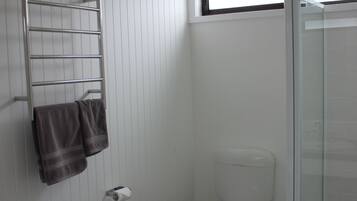 Dobbeltrom – superior, 1 queensize-seng | Bad | Dusj, toalettartikler (inkludert), hårføner og håndklær