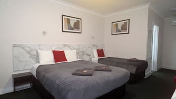Habitación con 2 camas individuales | Espacio para trabajar con un portátil y cortinas opacas