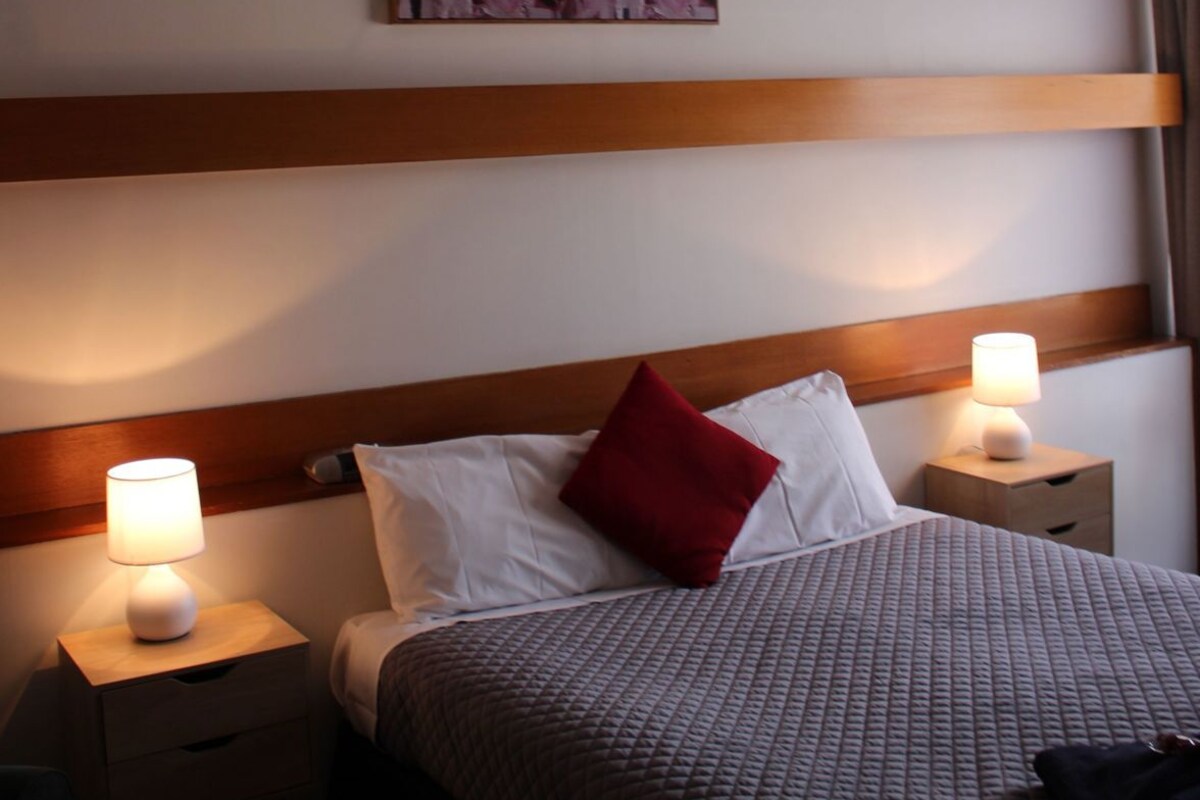 Laptop workspace, blackout curtains, iron/ironing board, free WiFi