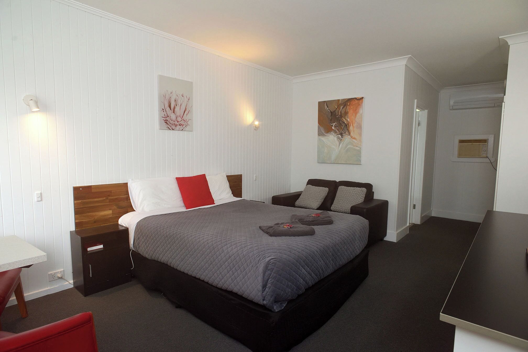 Dobbeltrom – superior, 1 queensize-seng | Skrivebord for bærbar PC, blendingsgardiner og strykejern/-brett