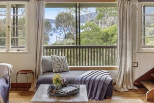 Televisión de pantalla plana, chimenea, Netflix, mesa de ping pong