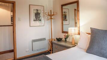 Family House | 4 bedrooms, Egyptian cotton sheets, premium bedding, laptop workspace