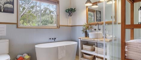 Family House, 4 Bedrooms, Fireplace, Sea View | Private spa tub