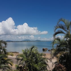 Una playa cerca, arena blanca, bar en la playa