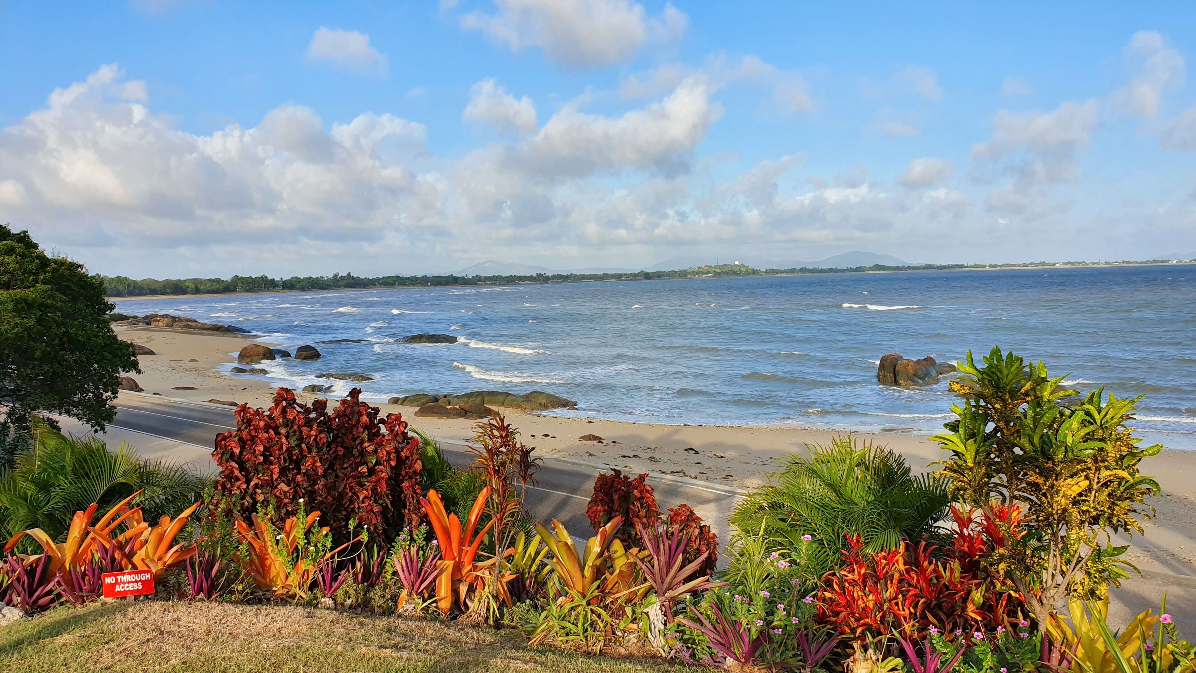鄰近海灘、白沙、海灘酒吧