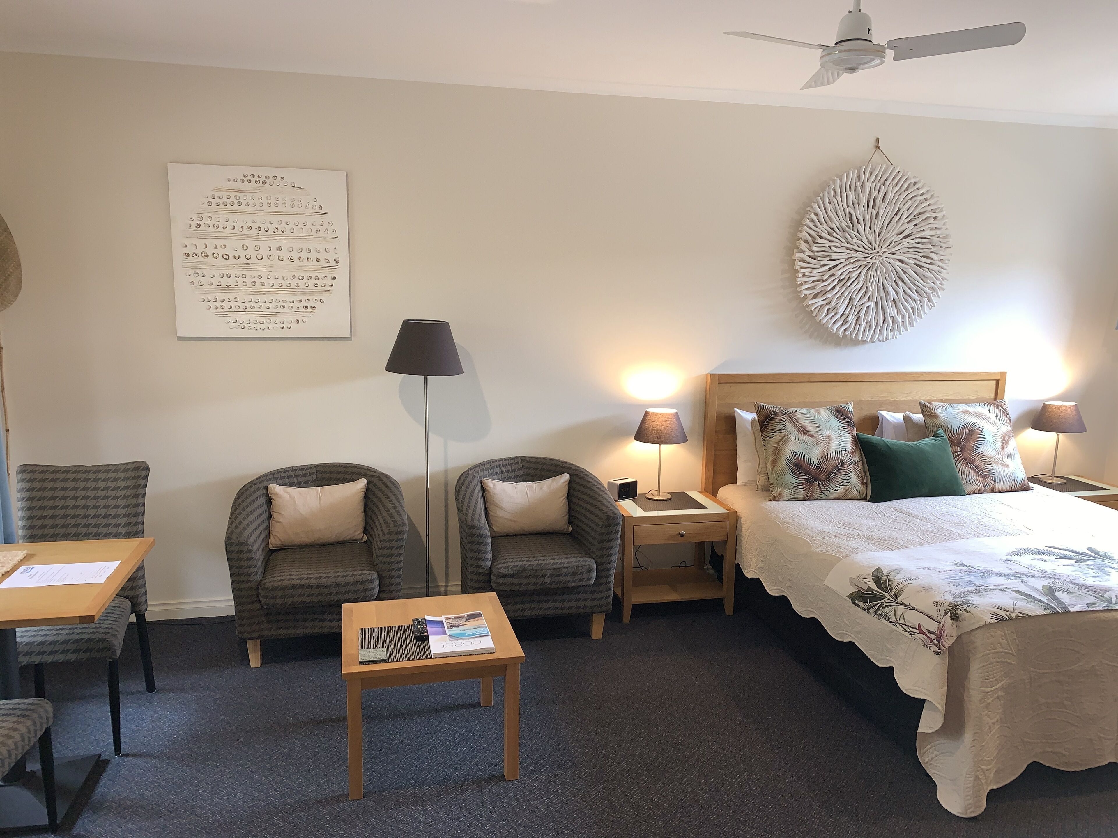 Standaard kamer, niet-roken, bubbelbad | Een kluis op de kamer, geluiddichte muren, een strijkplank/strijkijzer