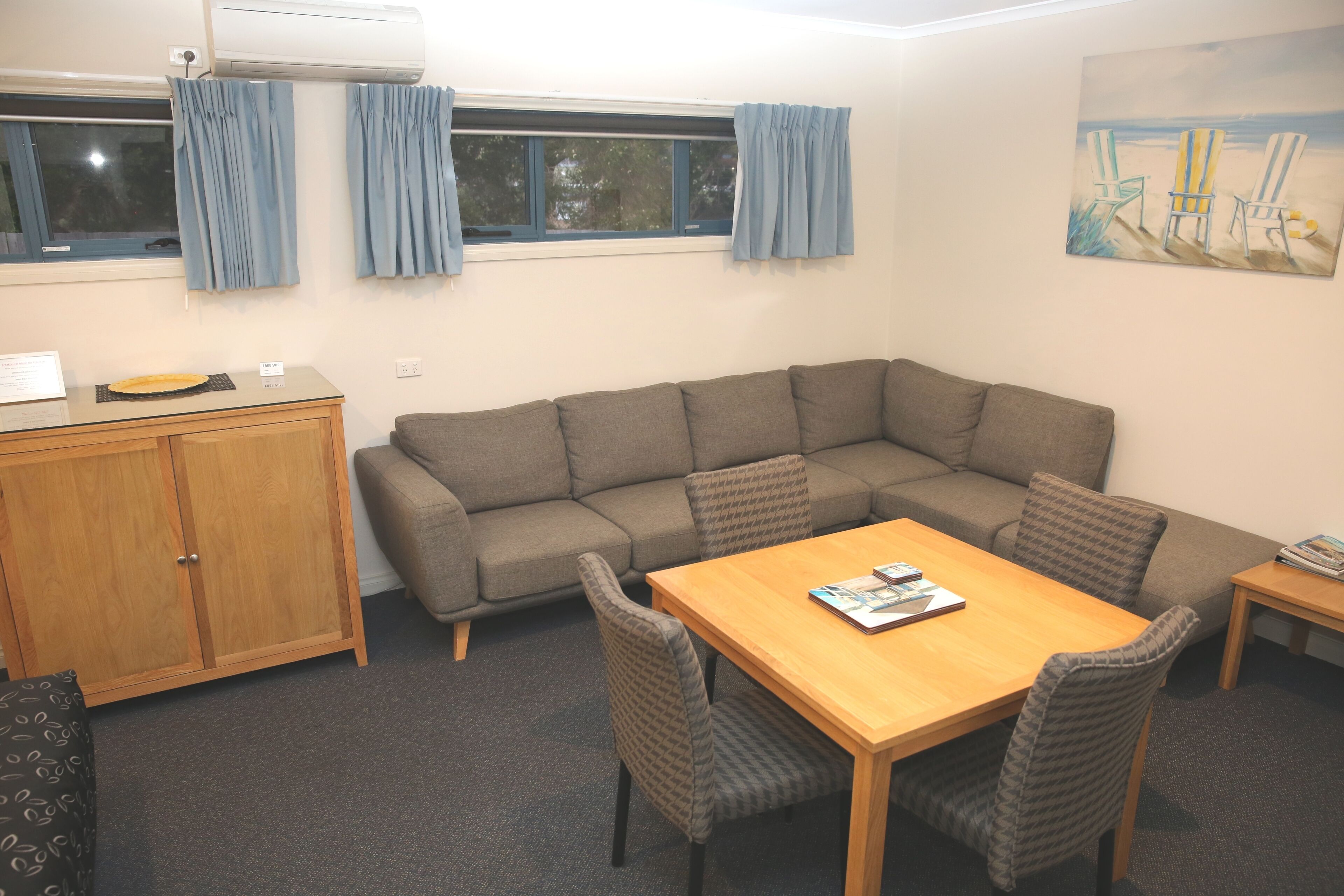 Family Room Large | Living room | 40-inch TV with digital channels, Netflix, streaming services