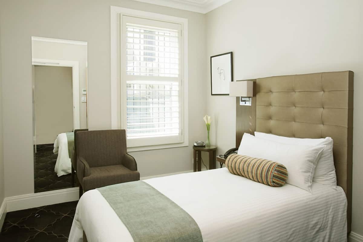 Single Room | In-room safe, desk, soundproofing, iron/ironing board