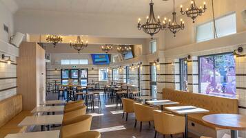 3 bars/lounges