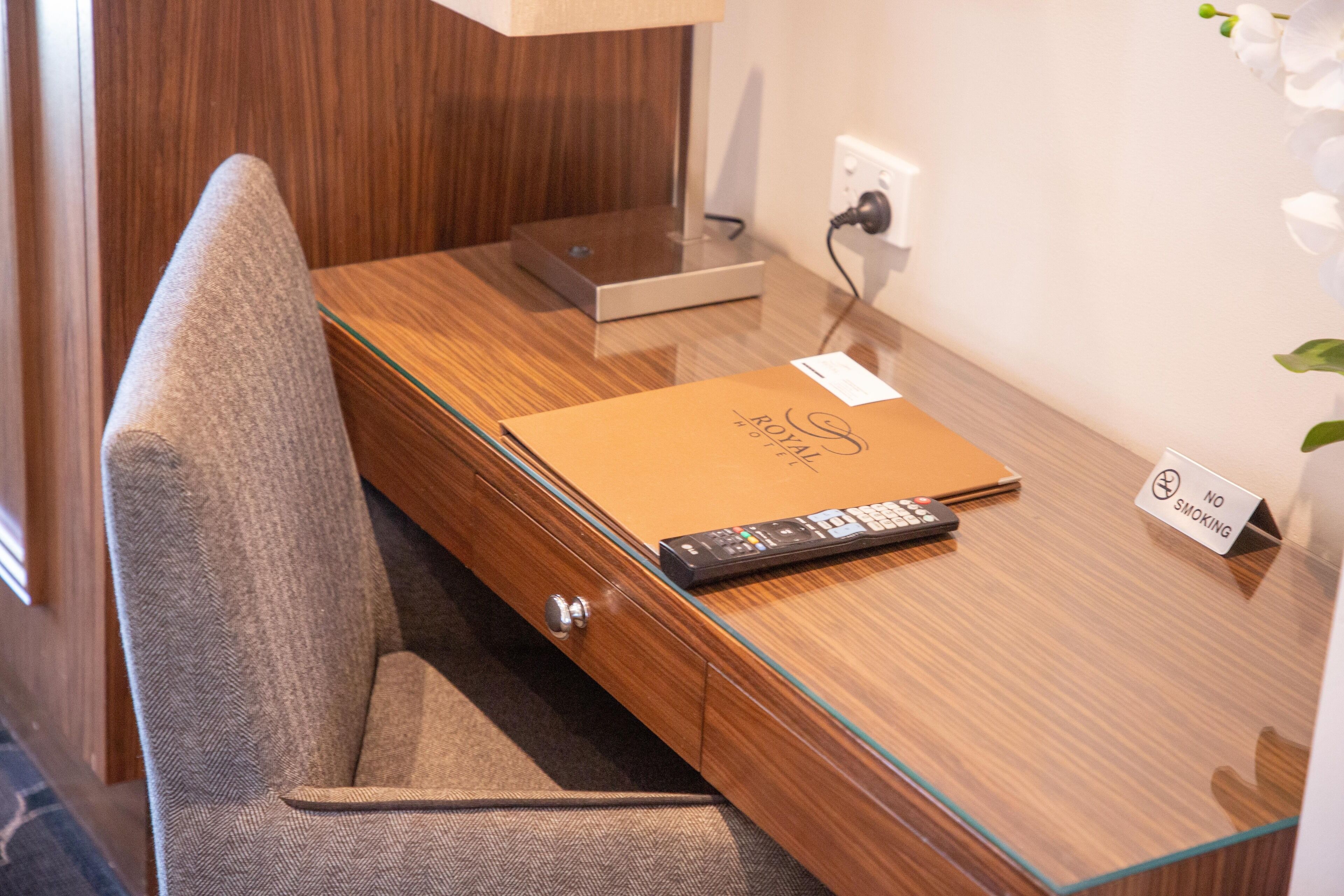 superior family room | 1 bedroom, in-room safe, desk, soundproofing