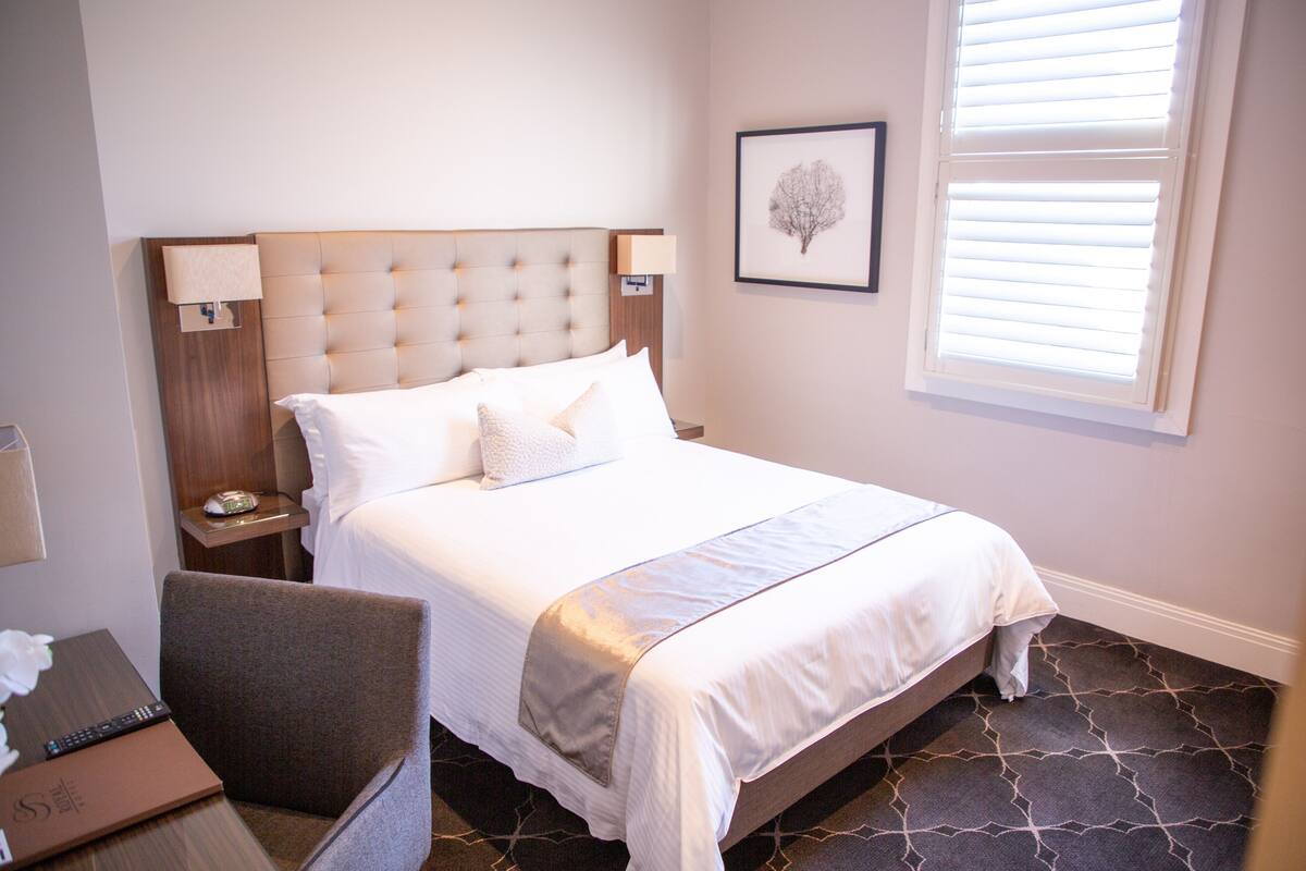 Queen Room | In-room safe, desk, soundproofing, iron/ironing board