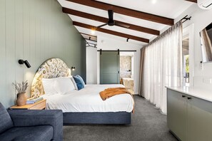 Muebles diferentes, tabla de planchar con plancha y wifi gratis 