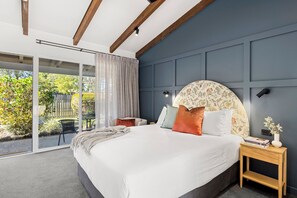 Muebles diferentes, tabla de planchar con plancha y wifi gratis 