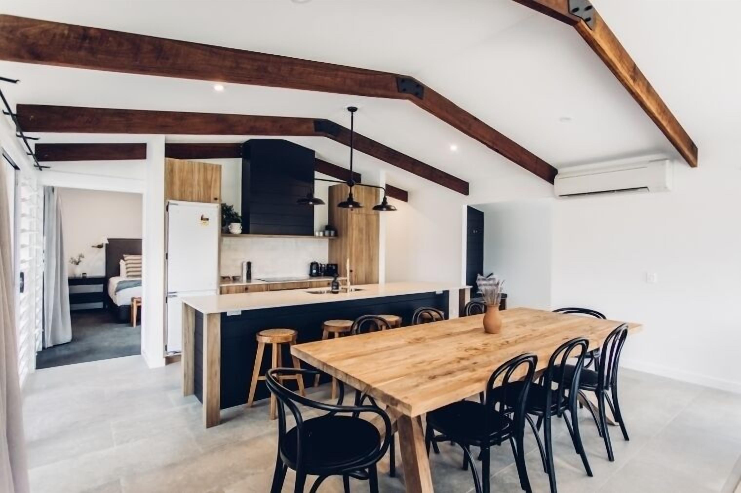 Luxury Apartment, 2 Bedrooms, Mountain View | Living area