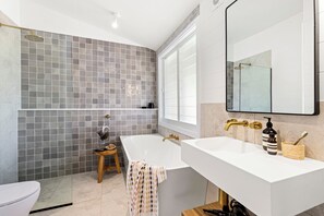 Studio Suite Superior | Phòng tắm | Buồng tắm vòi sen, máy sấy tóc, khăn tắm 